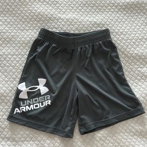 Under Armour size 6 boys gray shorts